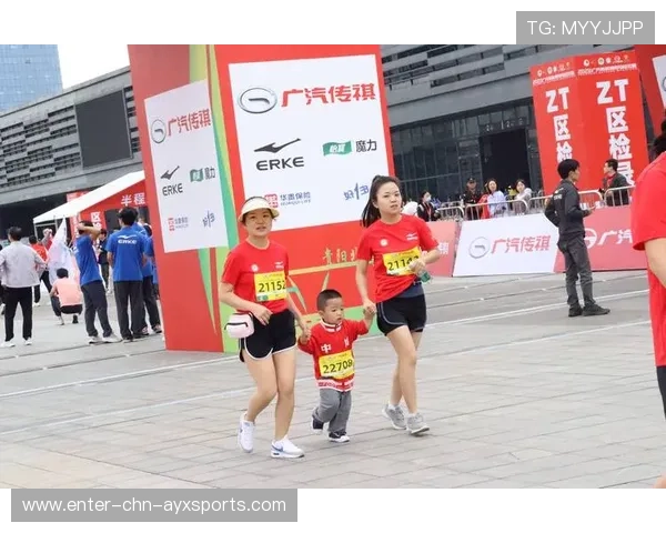 马拉松推婴儿车选手跑赢大部分专业选手