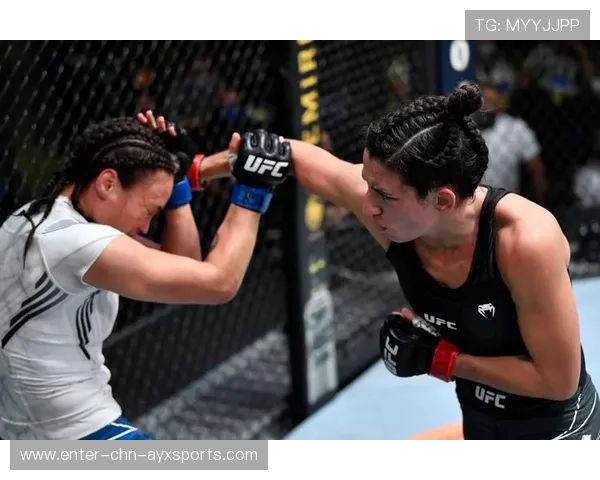 UFC连环组合拳太快,摄影机都糊掉画面 UFC连环组合拳太快,摄影机都糊掉画面