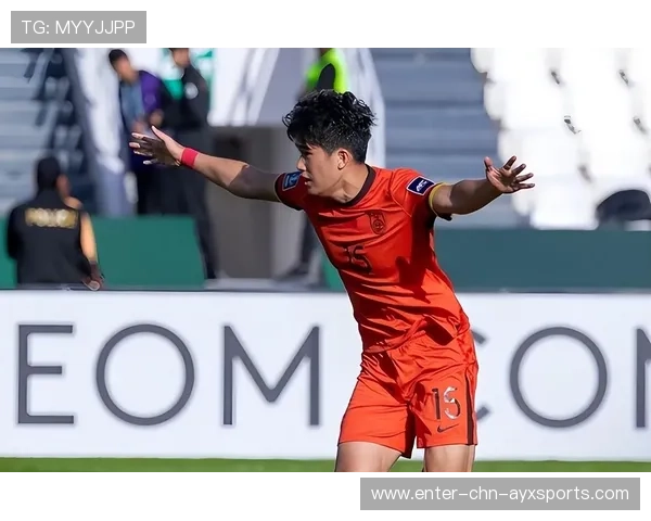 彭啸抢在射门前解围——那一脚定格的英雄瞬间